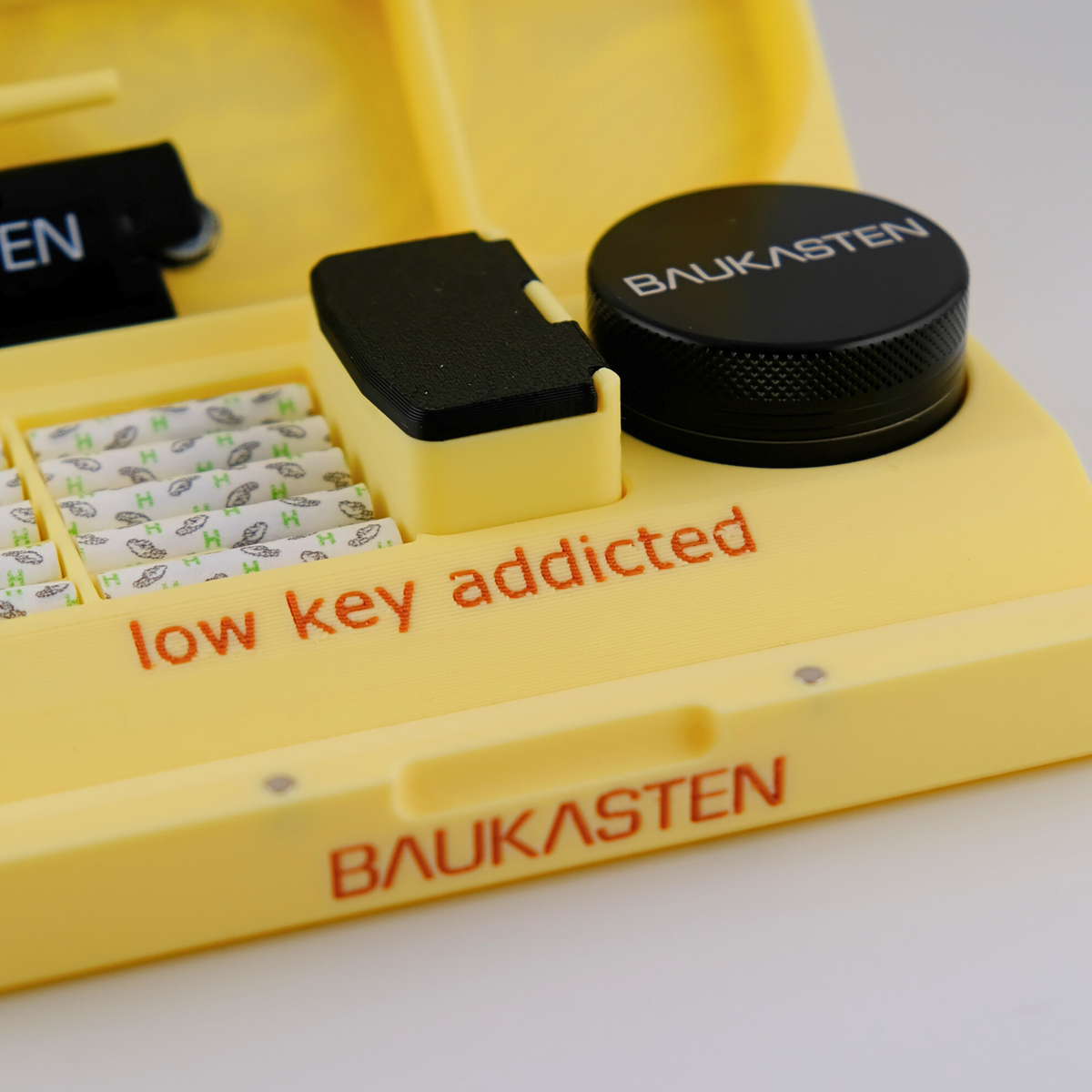 Baukasten Mini Monkey Fam in Butter mit Schriftzug low key addicted