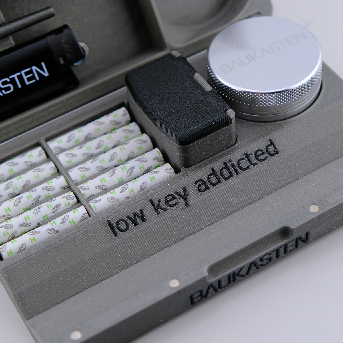 Baukasten Mini Monkey Fam in Storm mit Schriftzug low key addicted